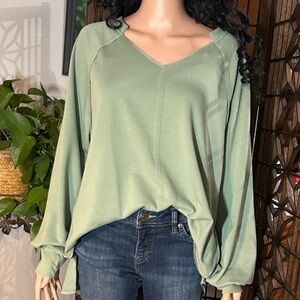 NWT HI LO GORGEOUS LIGHT VNECK SWEATSHIRT SAGE GREEN